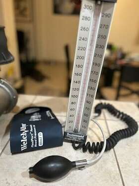 Baumanometer 33 Wall W.a. Baum Unit . With Bracket / Cuff Pump - Complete