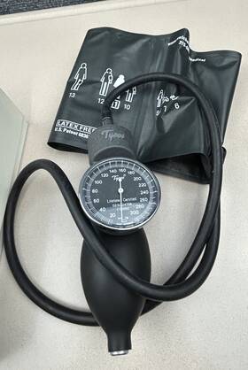 5098-11 Welch Allyn Tycos Classic Hand Aneroid Sphygmomanometer With Adult Cuff
