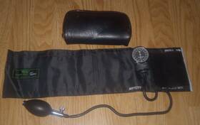 Welch Allyn 9405050135 Tycos Hand Aneroid Sphygmomanometer With Adult Cuff Leather Zip Pouch